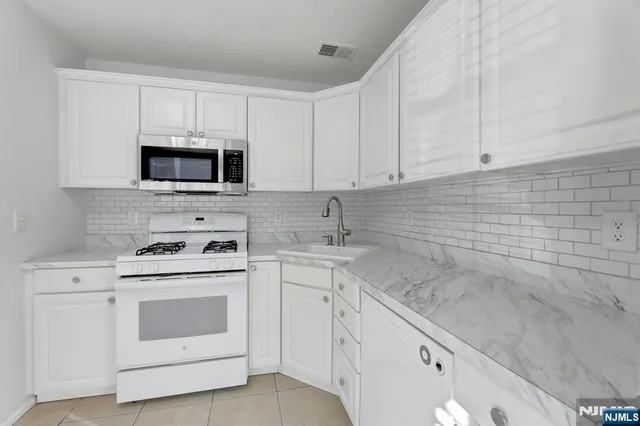 $3,200 | 2198 Kent Court, Mahwah, NJ 07430