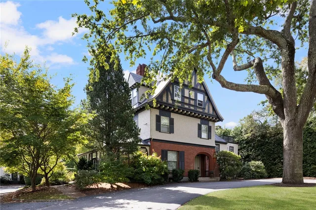 $3,500 | 107 Old Beach Road, Unit 2, Newport, RI 02840