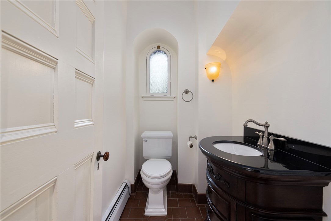 107 Old Beach Road, Unit 2 Newport, RI 02840 - Photo 13 of 38