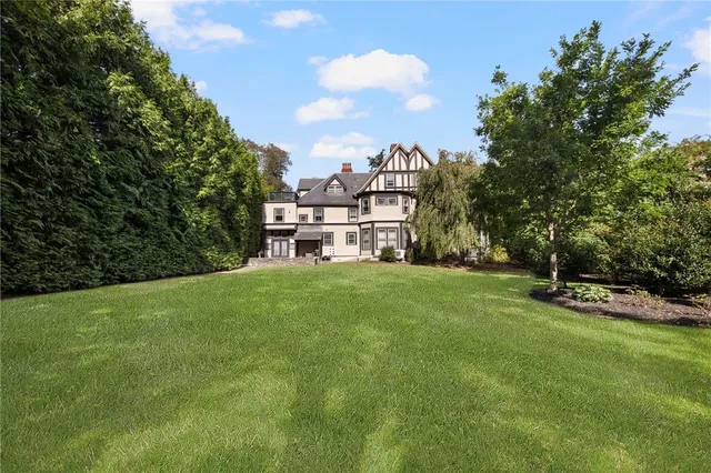 $3,500 | 107 Old Beach Road, Unit 2, Newport, RI 02840