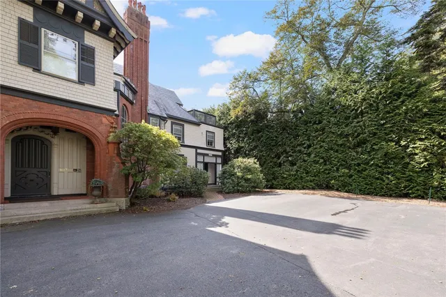 $3,500 | 107 Old Beach Road, Unit 2, Newport, RI 02840