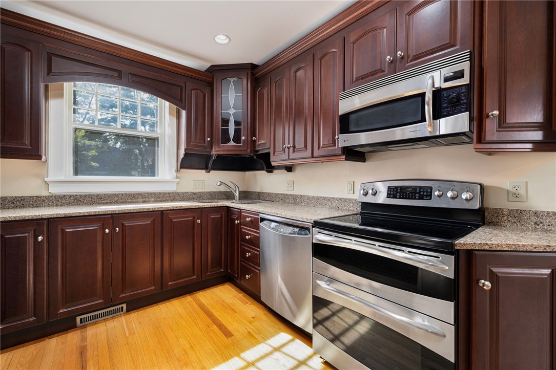 107 Old Beach Road, Unit 2 Newport, RI 02840 - Photo 10 of 38