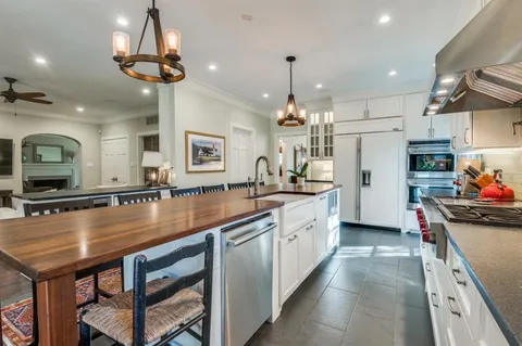a large kitchen with kitchen island a large island in it
