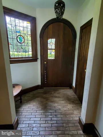 a view of entryway with a front door