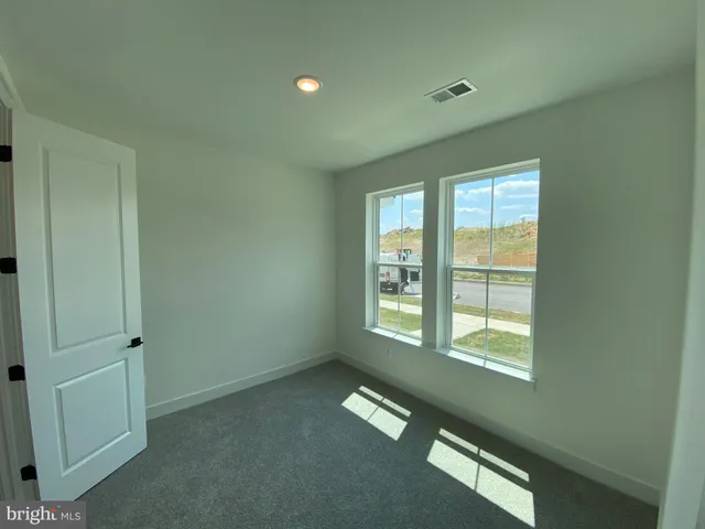 a view of empty room with window