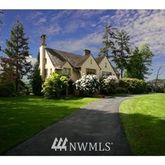 a view of a back yard