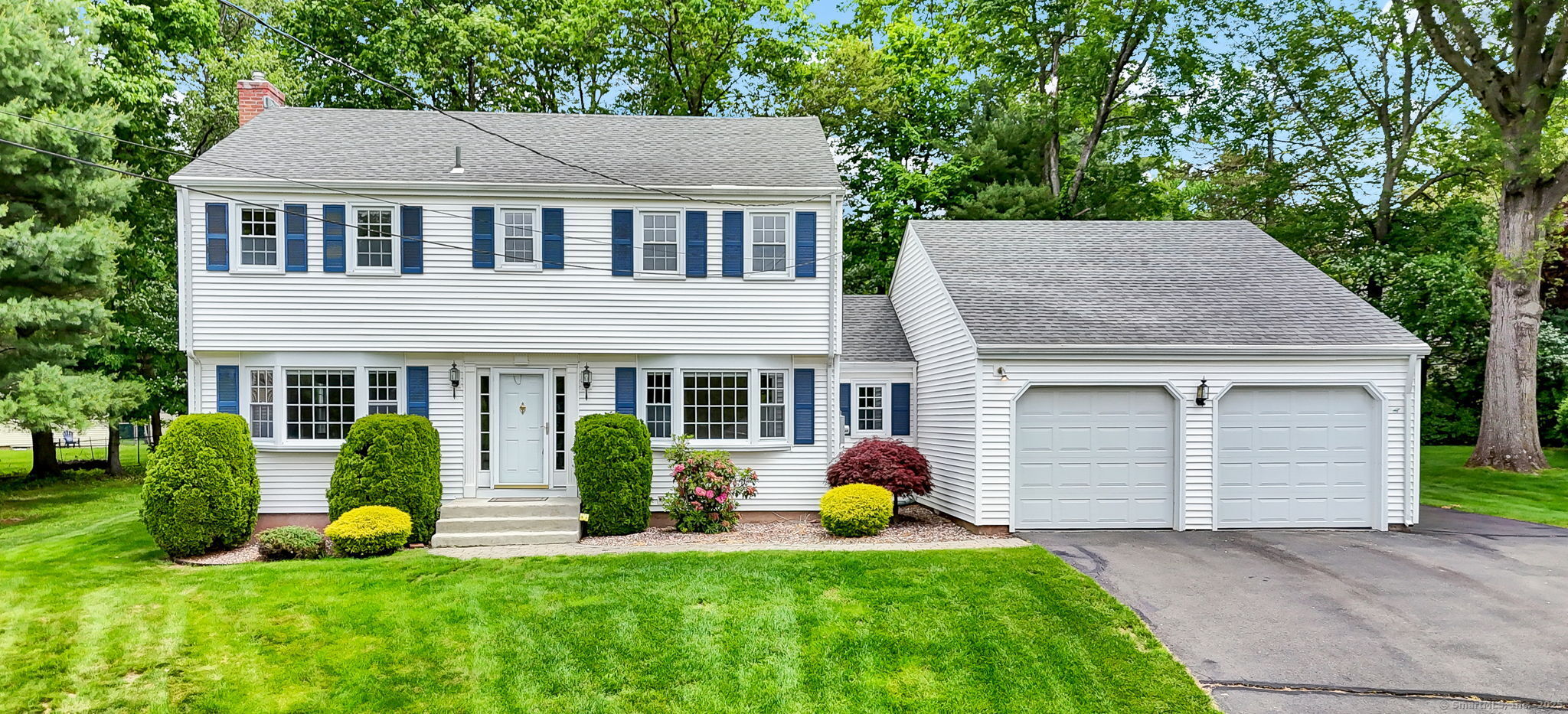 a view of a house with backyard
