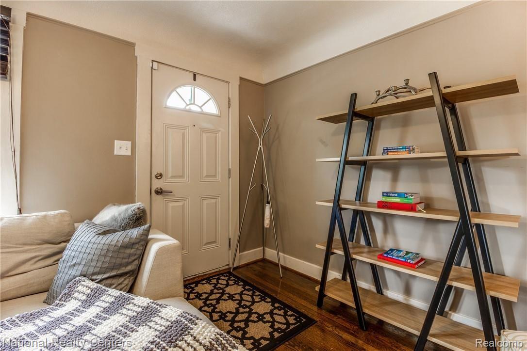 110 Roth Boulevard Clawson, MI 48017 - Photo 12 of 37 Living Room.jpg