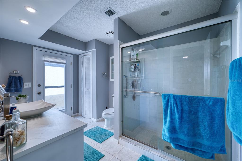 76 Sandstone Circle Venice, FL 34293 - Photo 10 of 37 a bathroom with a sink and a mirror