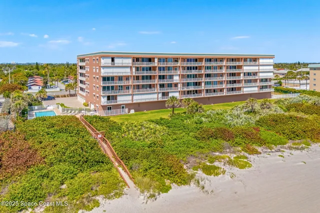 a view of building with yard