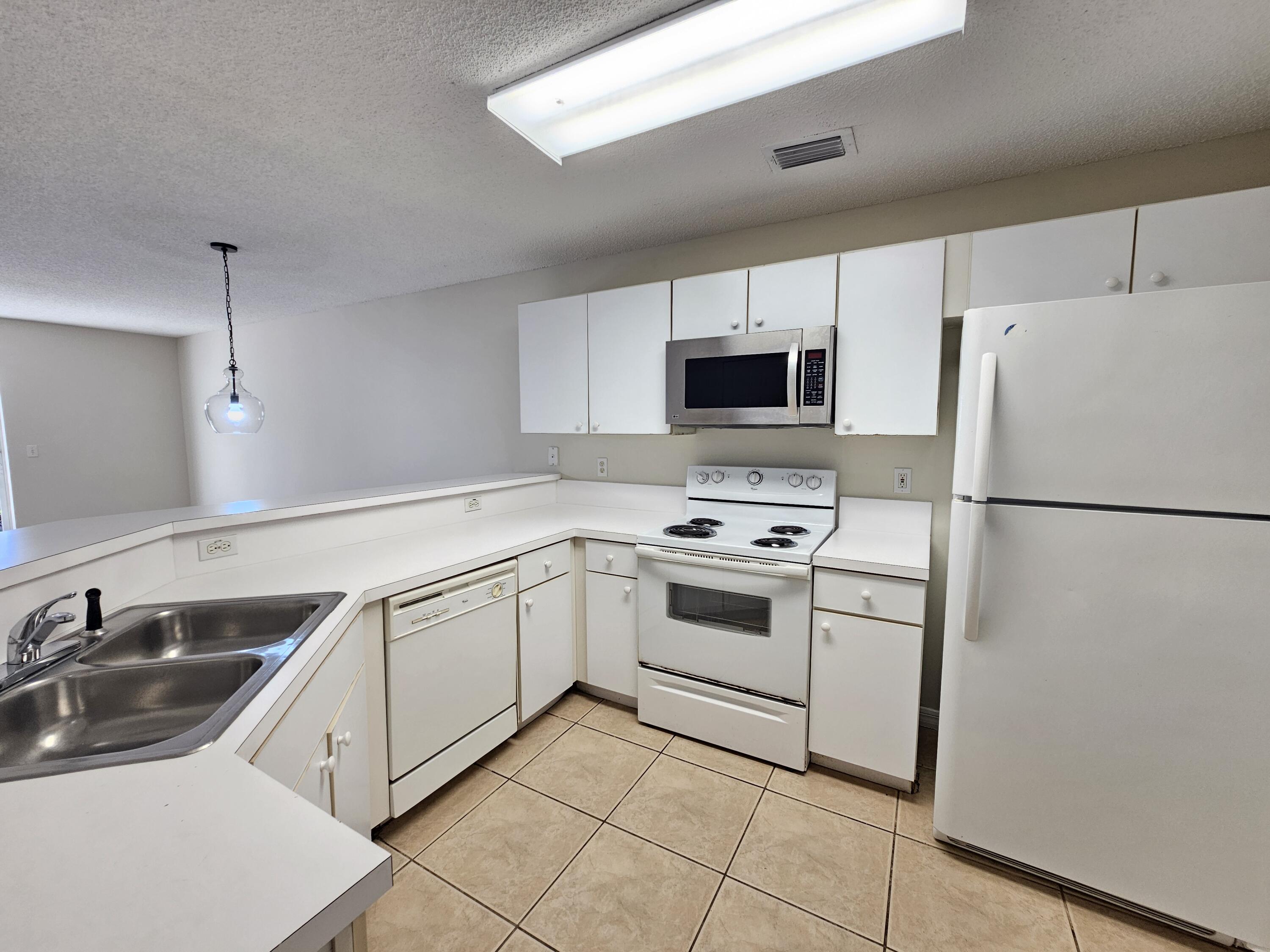 145 Fox Meadow Run Jupiter, FL 33458 - Photo 4 of 30 Kitchen (2)