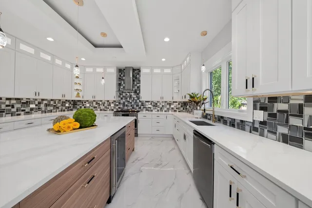 $975,000 | 10441 South 83rd Avenue, Palos Hills, IL 60465