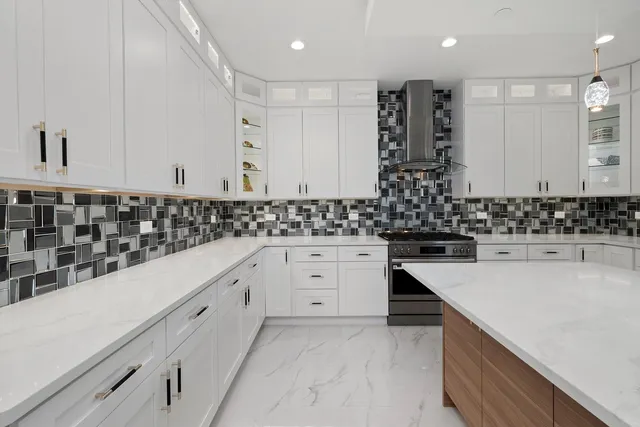 $975,000 | 10441 South 83rd Avenue, Palos Hills, IL 60465