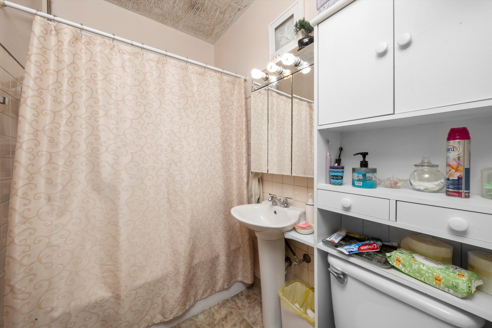 4629 West Parker Avenue Chicago, IL 60639 - Photo 17 of 29 a kitchen with a sink and cabinets