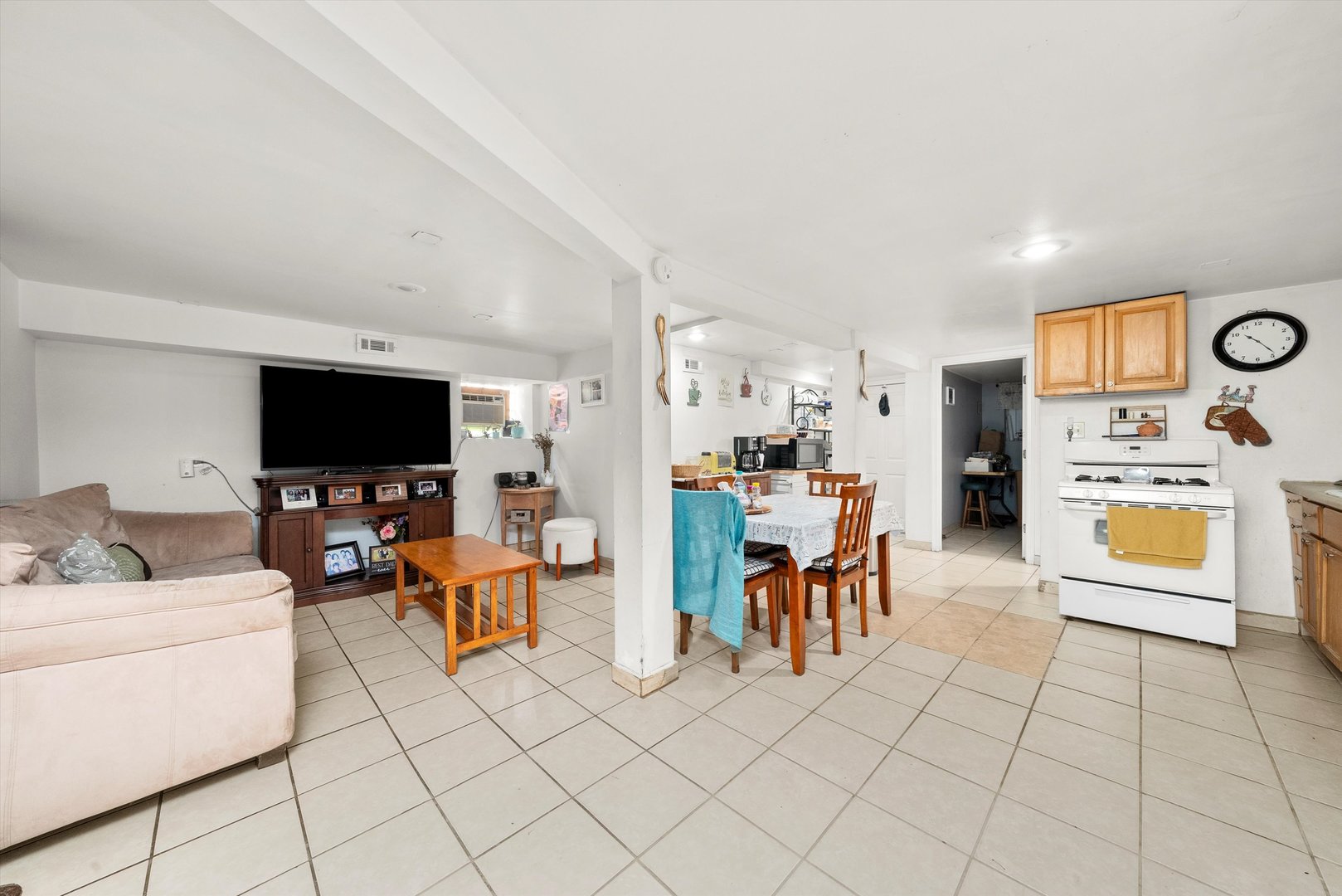4629 West Parker Avenue Chicago, IL 60639 - Photo 18 of 29 a living room with furniture and a flat screen tv