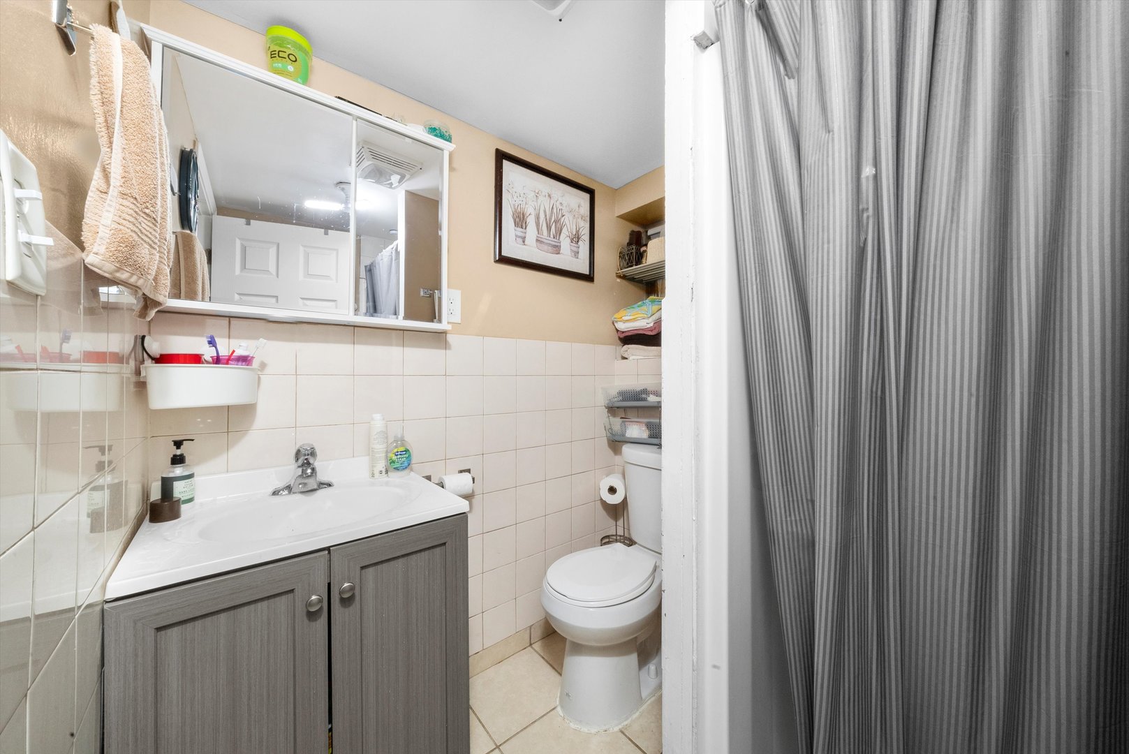 4629 West Parker Avenue Chicago, IL 60639 - Photo 23 of 29 a bathroom with a toilet a sink and a mirror