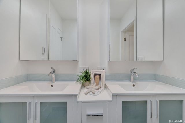 a view of yard with green space