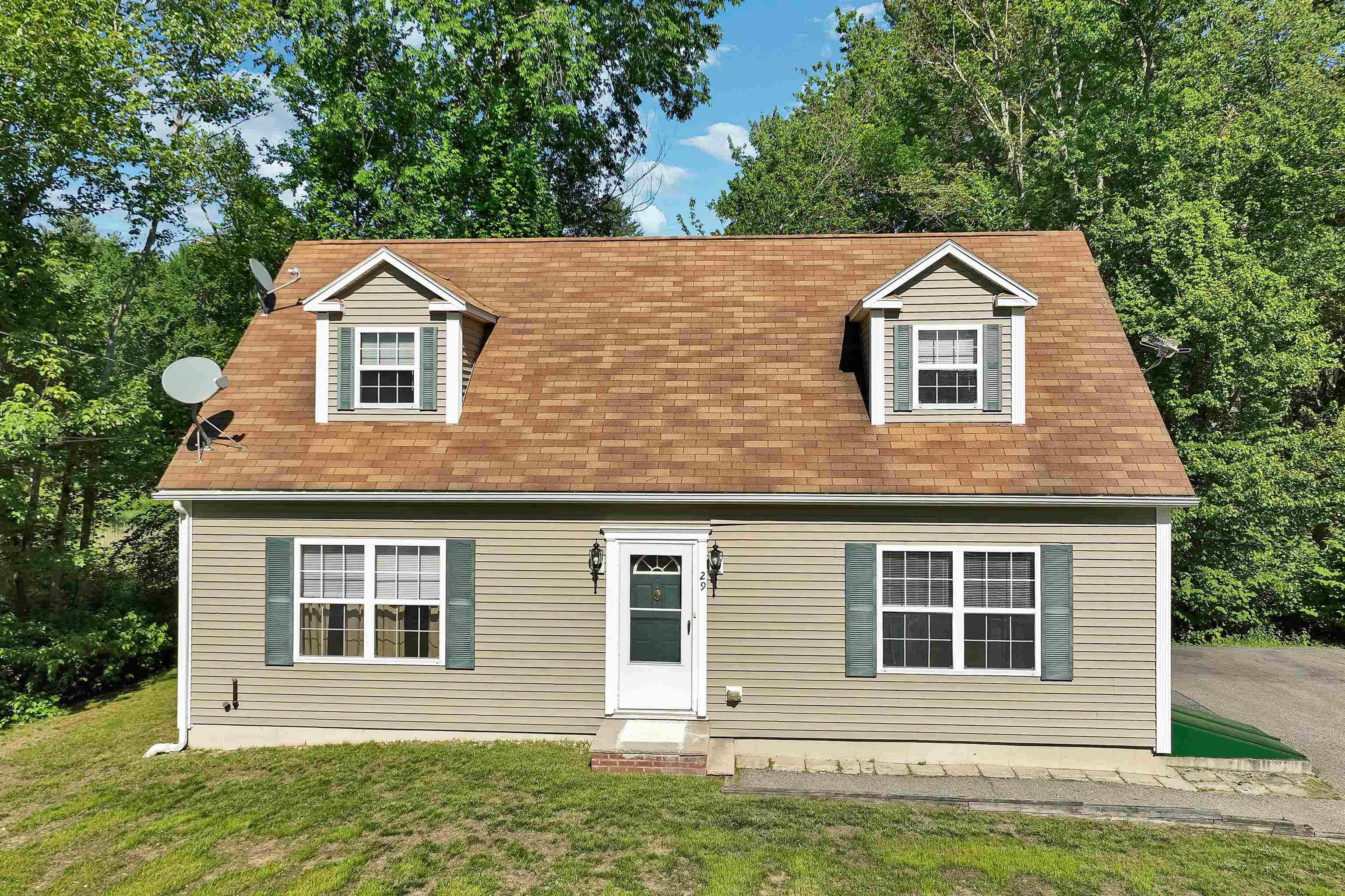 29 Lawrence Road Salem, NH 03079 - Photo 3 of 29