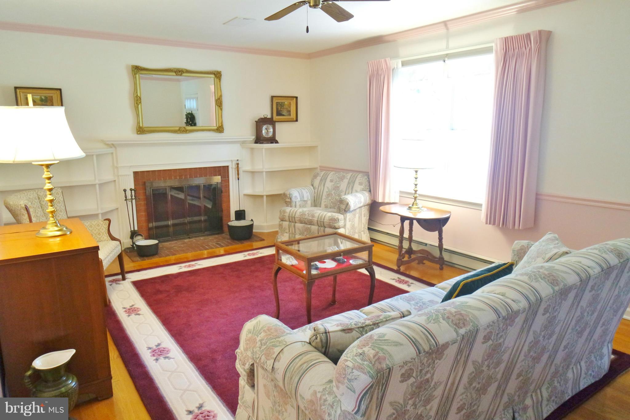 301 Palmyra Road Edinburg, VA 22824 - Photo 8 of 30 Living Room