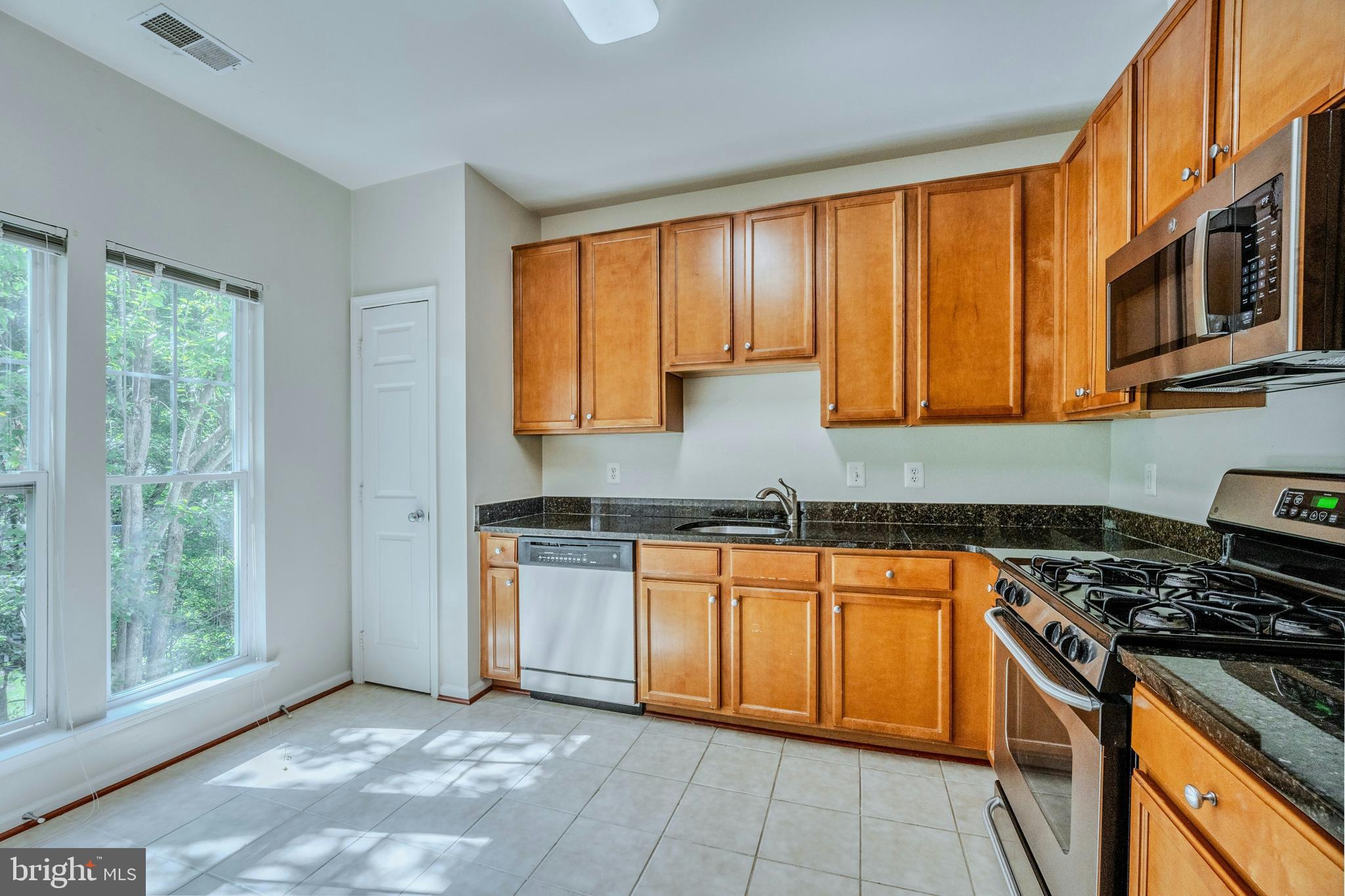 1520 North Point Drive, Unit 30202 Reston, VA 20194 - Photo 9 of 29 Kitchen
