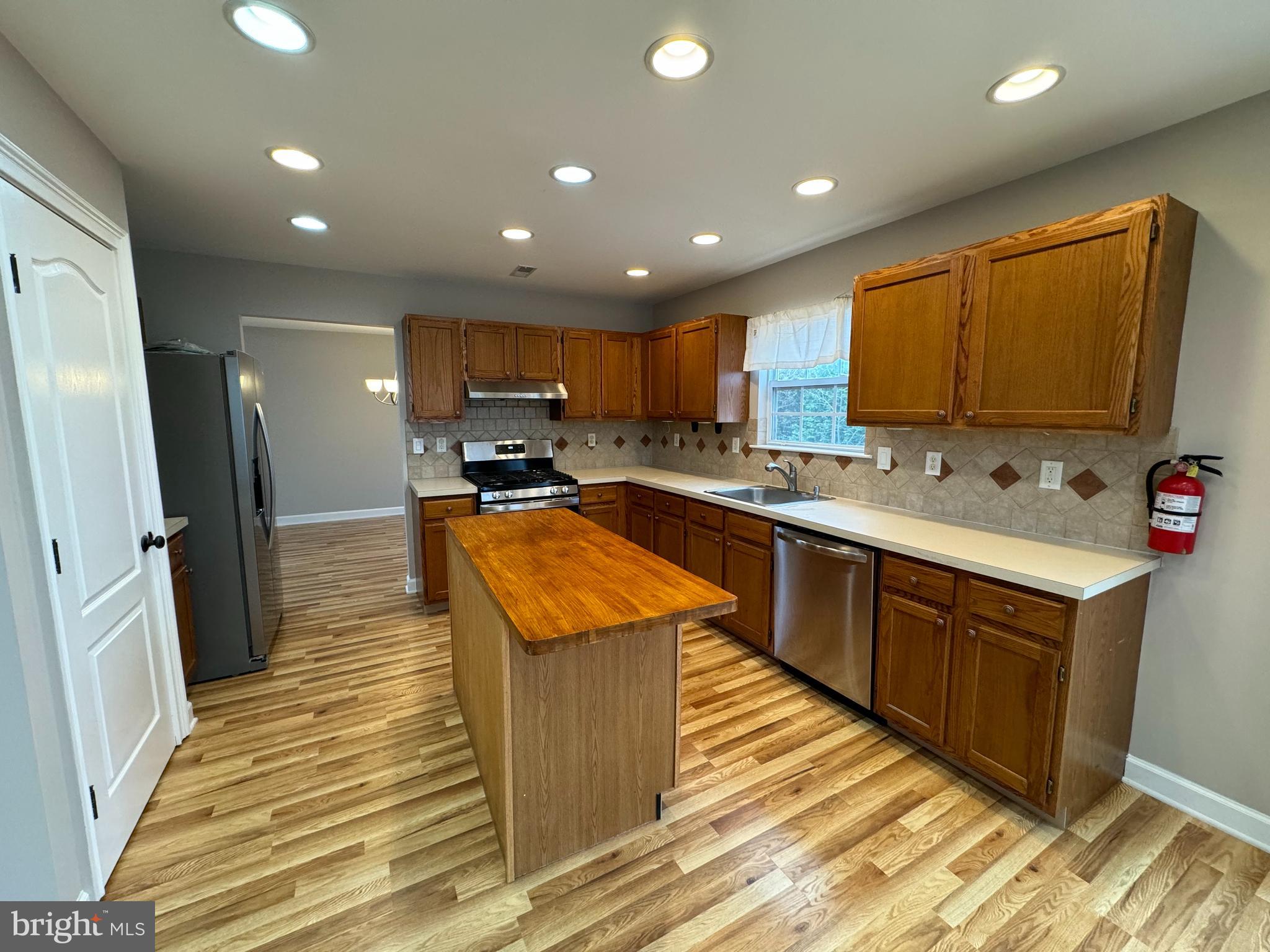 27 Yorkshire Village Road Lawrenceville, NJ 08648 - Photo 6 of 32 a kitchen with stainless steel appliances granite countertop a sink stove and refrigerator