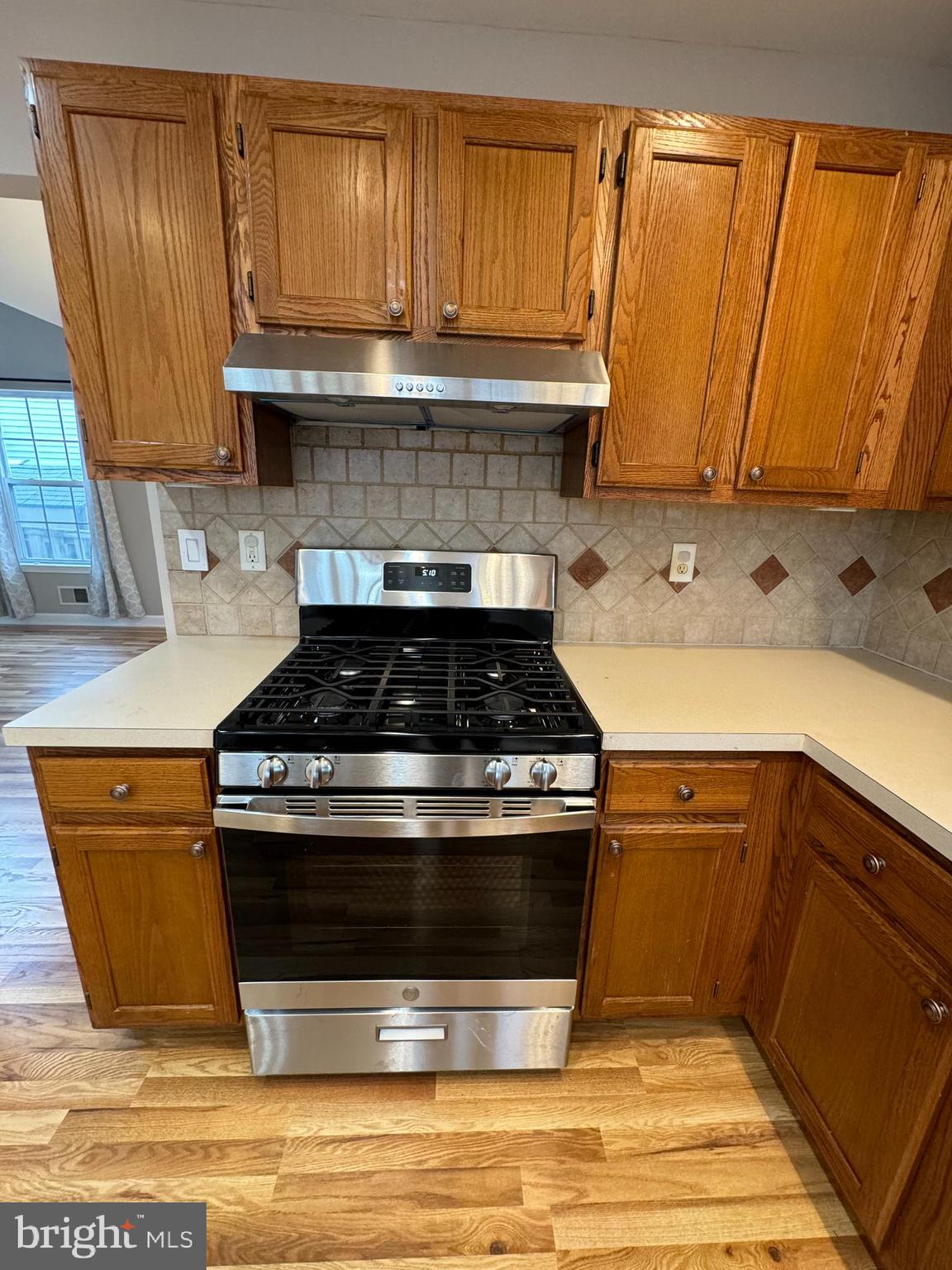 27 Yorkshire Village Road Lawrenceville, NJ 08648 - Photo 8 of 32 a stove top oven sitting inside of a kitchen