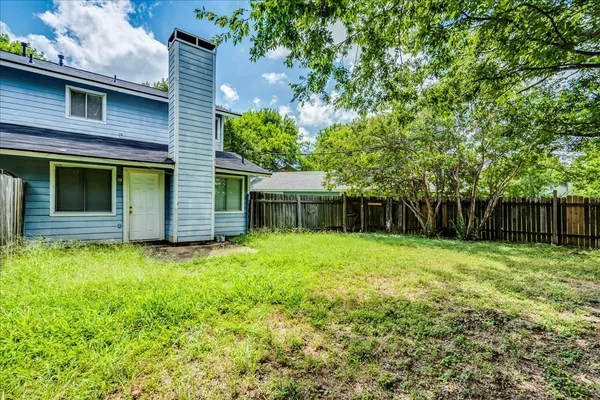 $1,400 | 408 Vista W Court, Unit A, Bastrop, TX 78602