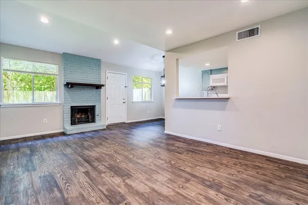 $1,400 | 408 Vista W Court, Unit A, Bastrop, TX 78602