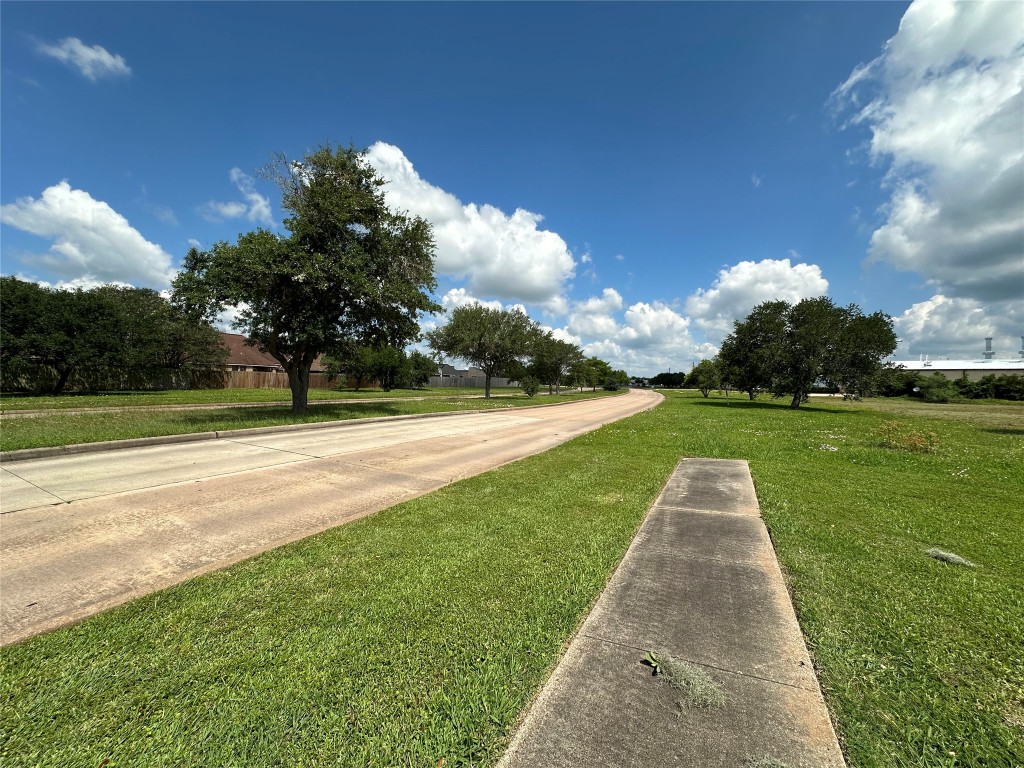 203 Lake Road Lake Jackson, TX 77566 - Photo 2 of 5 a view of a golf course