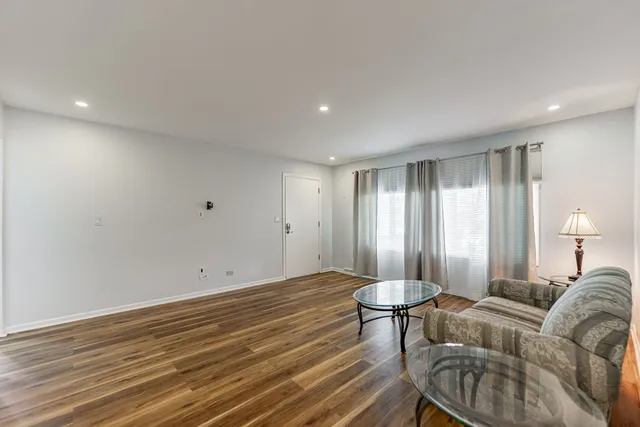 $2,950 | 1000 East Callero Circle, Unit 1, Mount Prospect, IL 60056