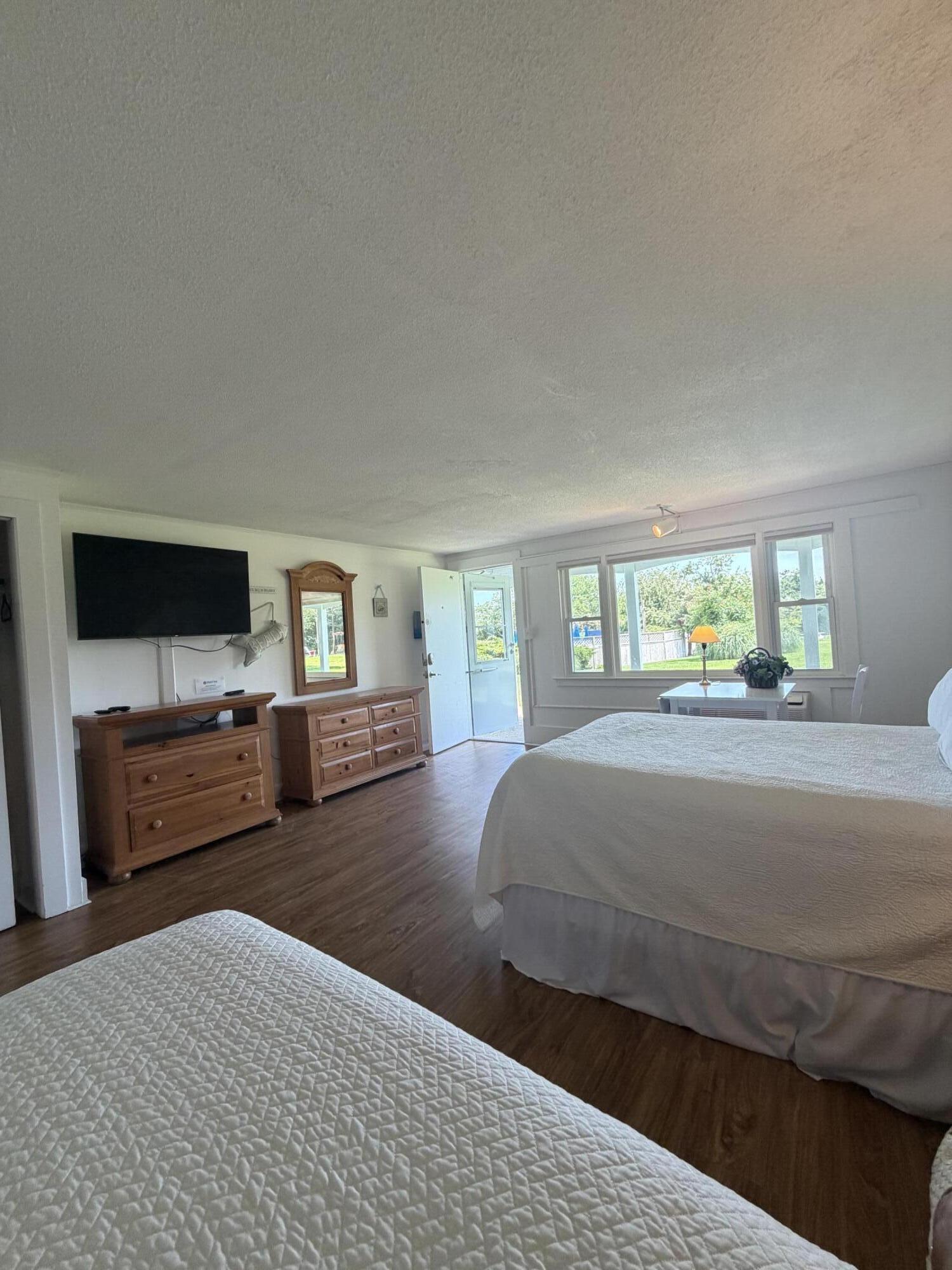 27 Island Inn Road, Unit 9C Oak Bluffs, MA 02557 - Photo 5 of 16 IMG_5152