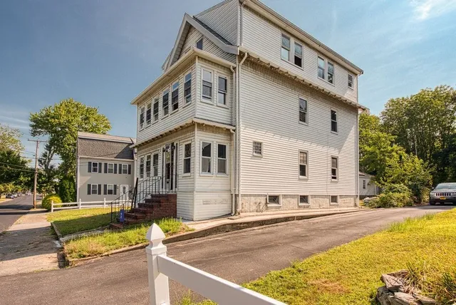 $2,200 | 92 East Water Street, Unit 2, Taunton, MA 02780