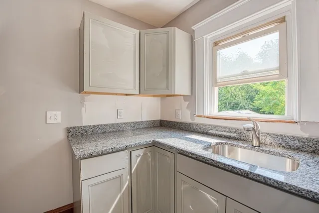 $2,200 | 92 East Water Street, Unit 2, Taunton, MA 02780