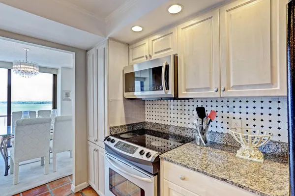 $7,500 | 5510 North Ocean Drive, Unit 17D, Singer Island, FL 33404