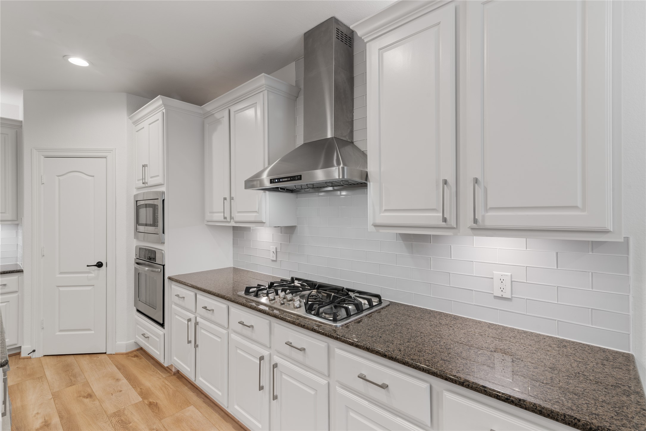 155 South Arrow Canyon Circle Spring, TX 77389 - Photo 12 of 49 a kitchen with granite countertop a stove and cabinets