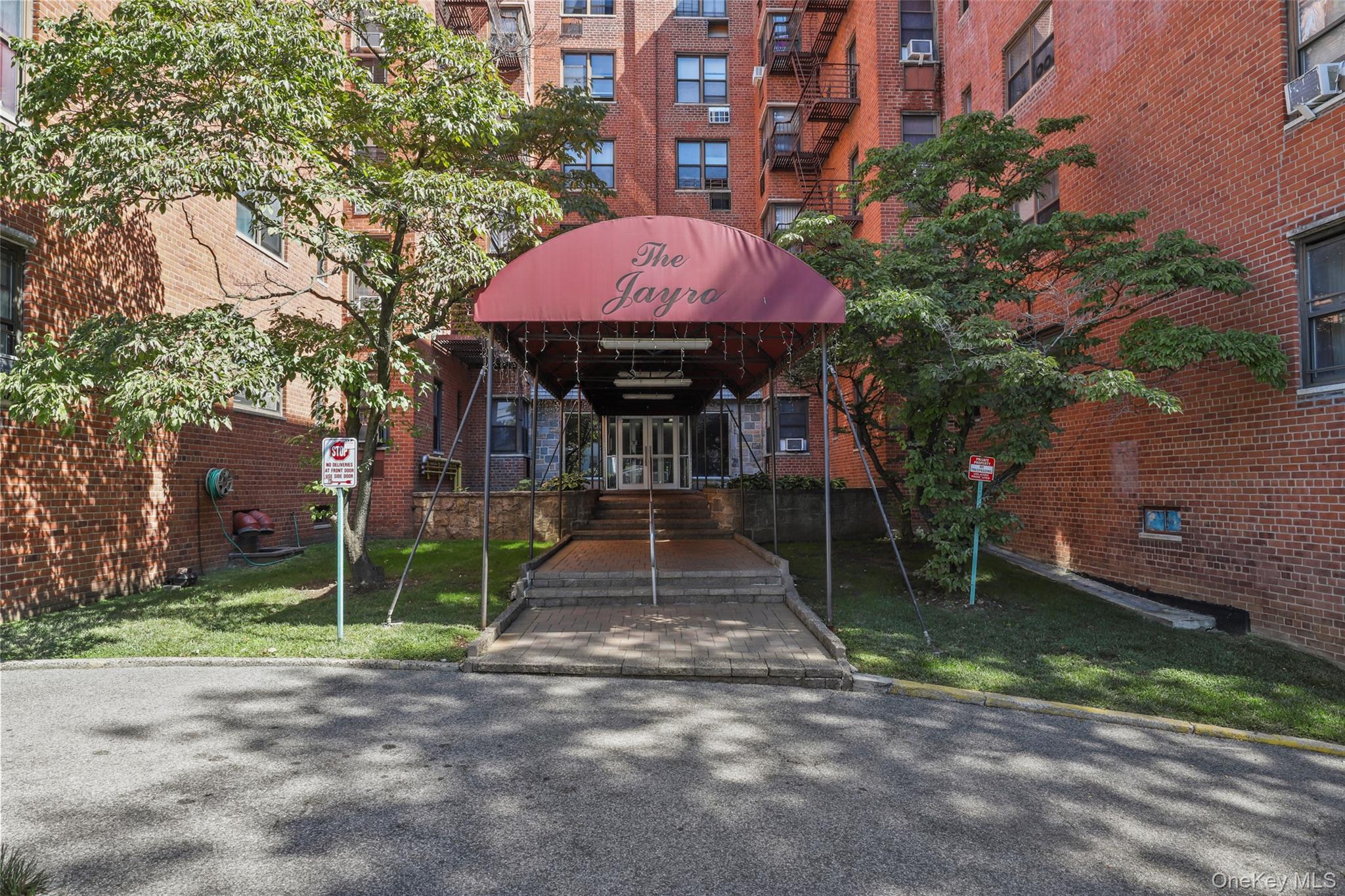555 Bronx River Road, Unit 1J Yonkers, NY 10704 - Photo 8 of 11 a front view of a house with yard