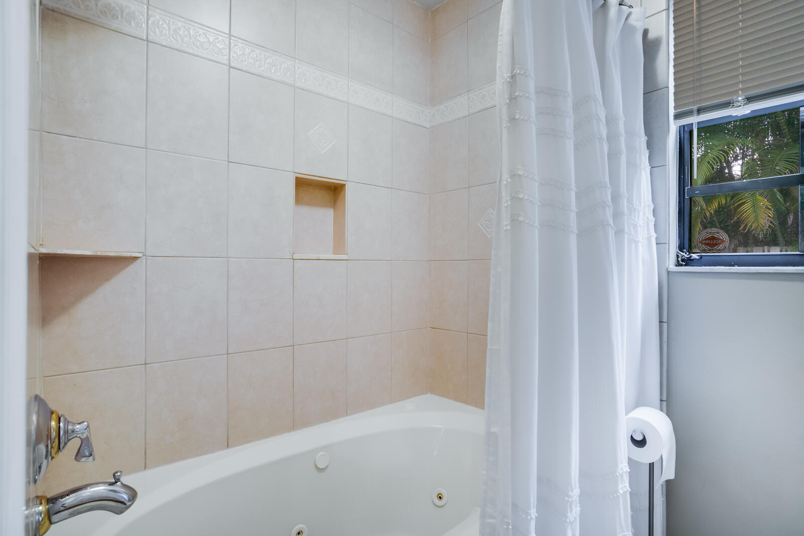 172 Wild Pine Road Wellington, FL 33414 - Photo 23 of 38 a bathroom with a bathtub