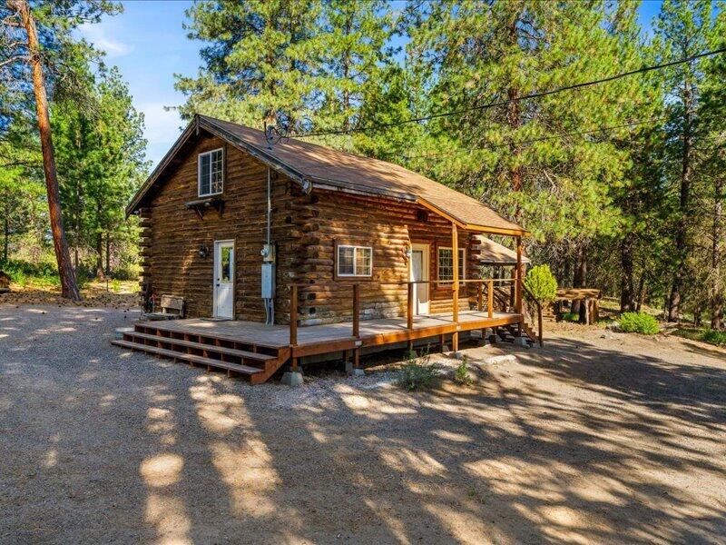 40060 Incline Drive Chiloquin, OR 97624 - Photo 4 of 26 a front view of a house with a yard