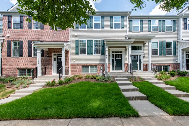 $399,000 | 804 Neubauer Circle, Lindenhurst, IL 60046