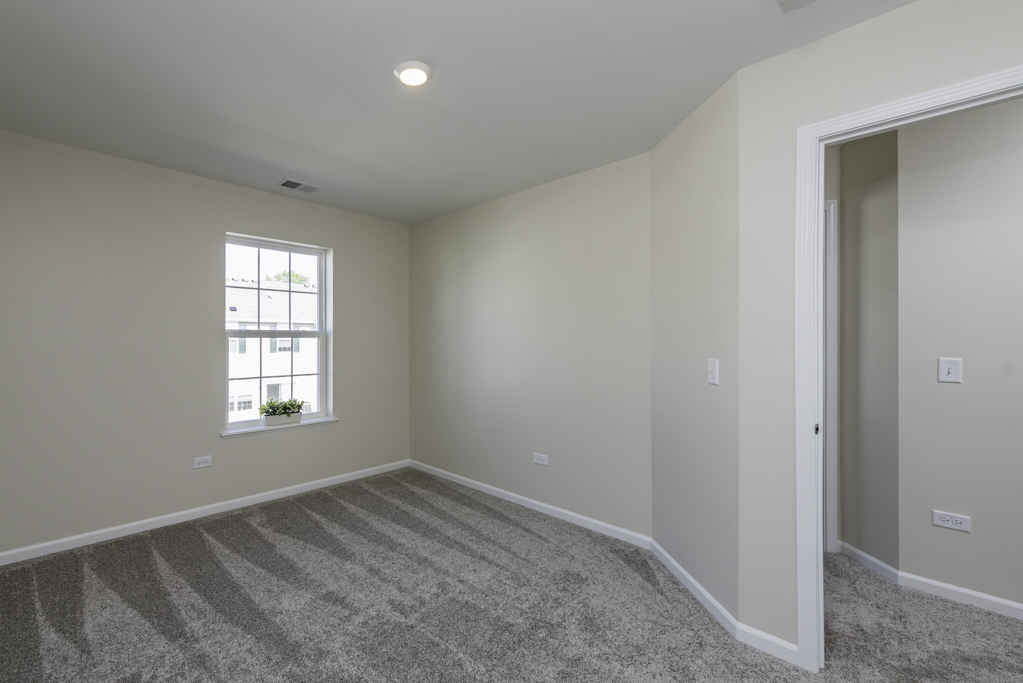 804 Neubauer Circle Lindenhurst, IL 60046 - Photo 19 of 30 an empty room with a window