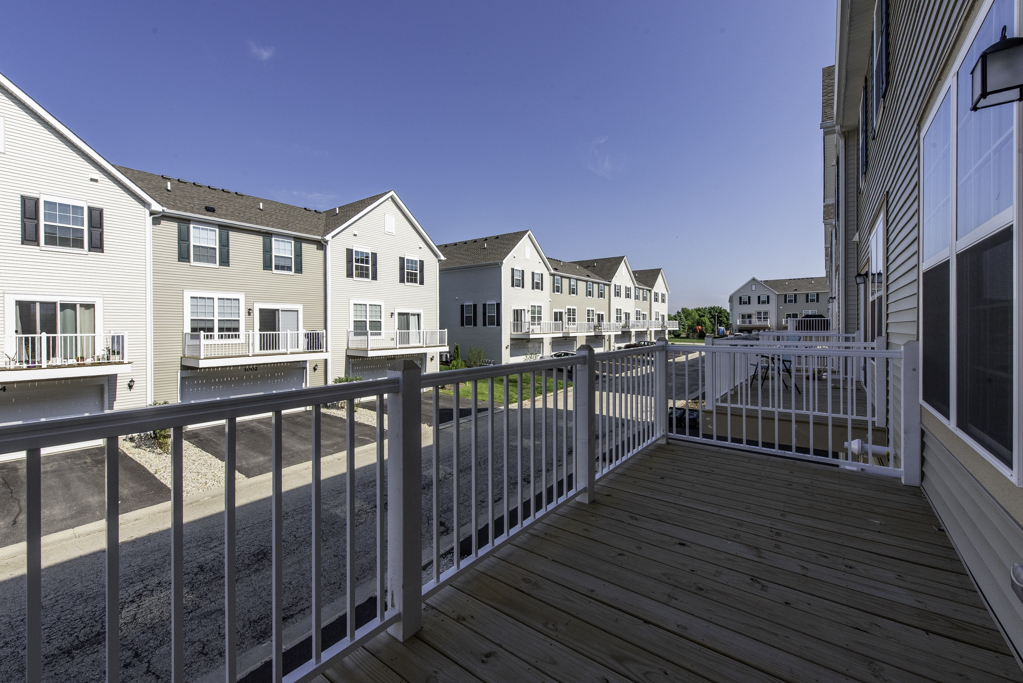 804 Neubauer Circle Lindenhurst, IL 60046 - Photo 26 of 30 a view of a city from a balcony