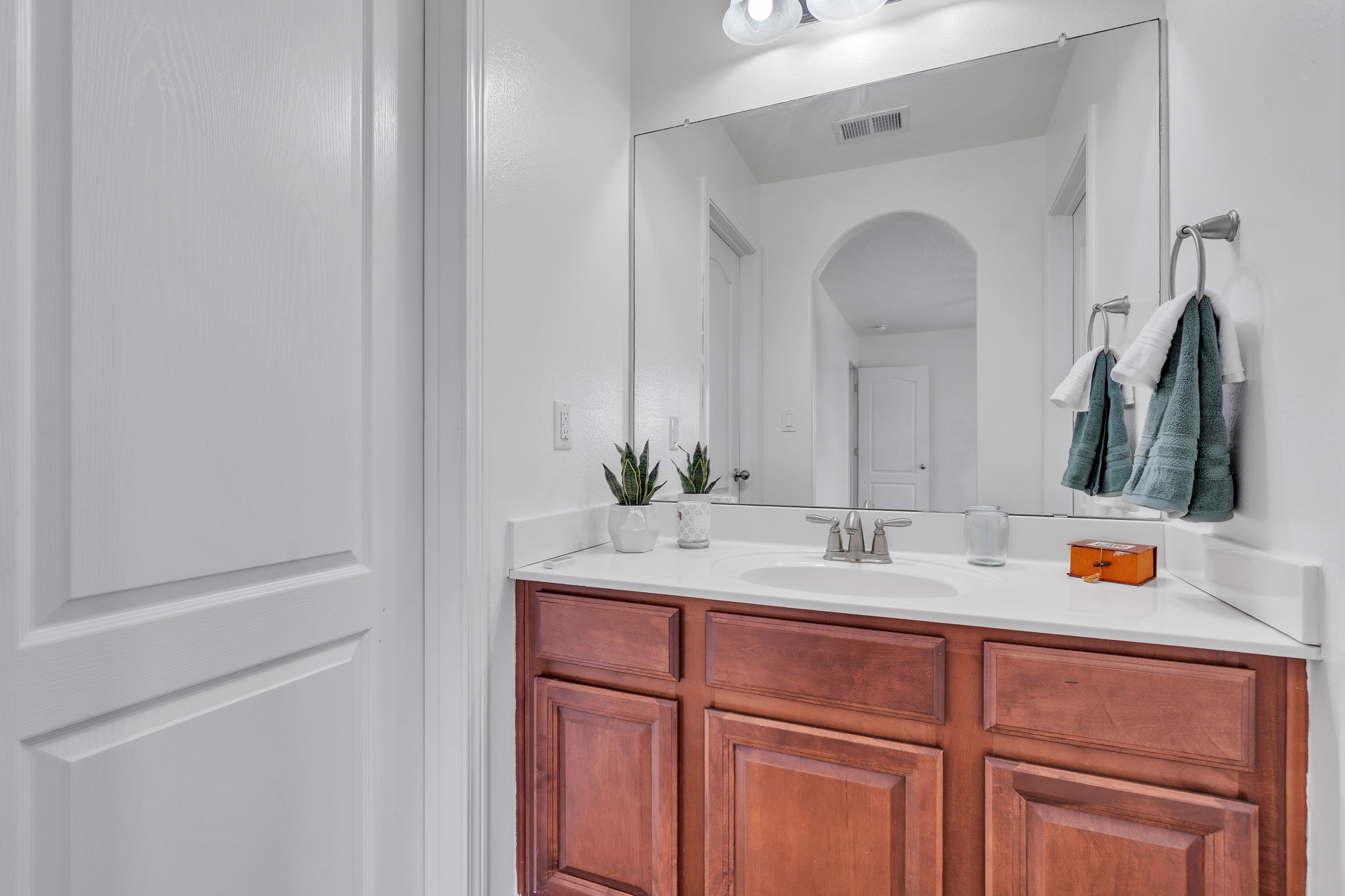 6914 Wrangell Loop Northeast Rio Rancho, NM 87144 - Photo 38 of 61 Bathroom Jack and Jill