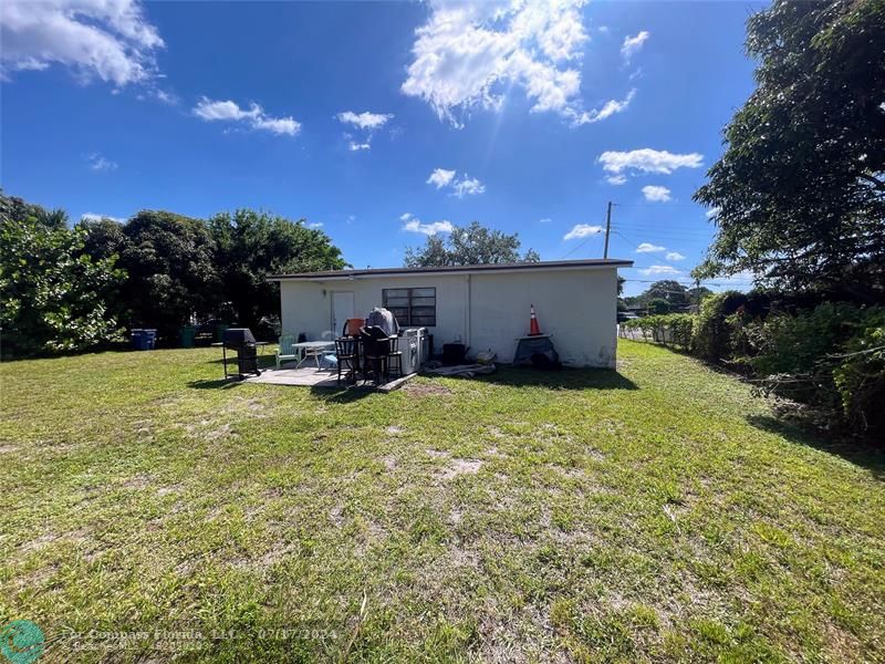 Broward Estates Lauderhill, FL 33311 - Photo 5 of 7 a backyard of a house with table and chairs