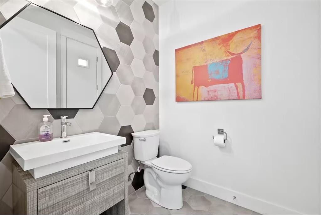 2752 Briarwood Harbor Road Malakoff, TX 75148 - Photo 23 of 37 a bathroom with a sink mirror vanity and toilet