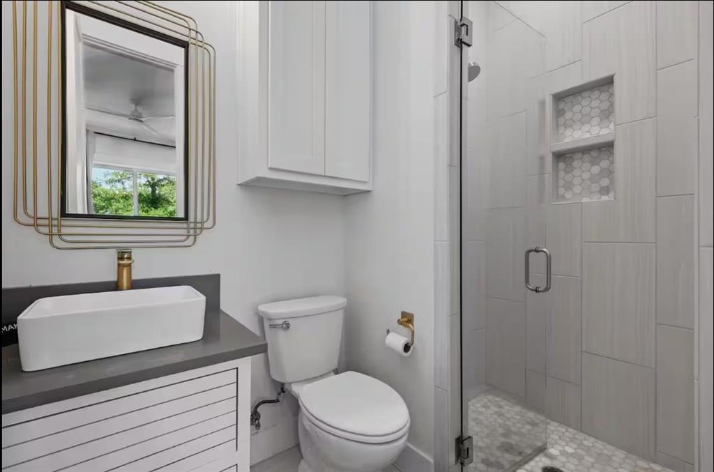 2752 Briarwood Harbor Road Malakoff, TX 75148 - Photo 28 of 37 a bathroom with a toilet sink and mirror
