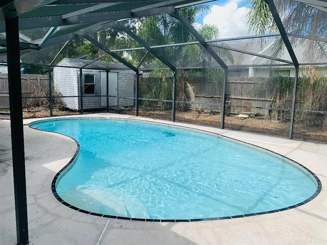 a view of a house with backyard