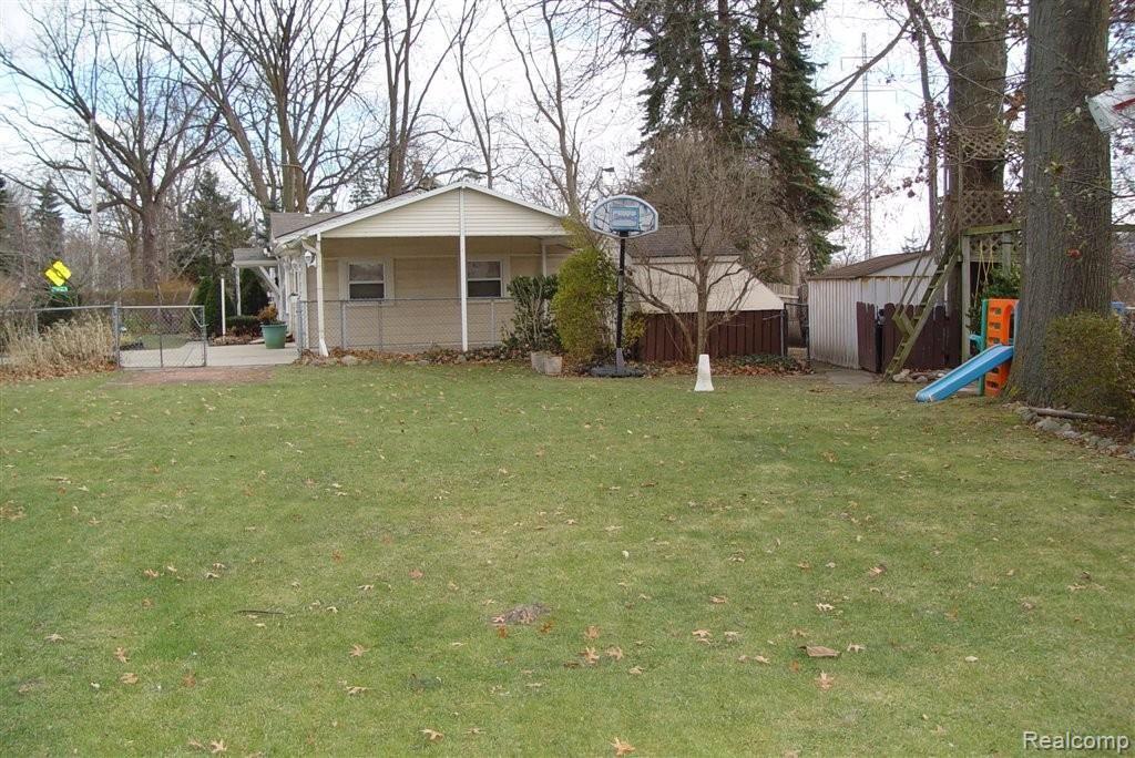 32401 West 9 Mile Road Farmington, MI 48336 - Photo 13 of 19 Large Side Yard
