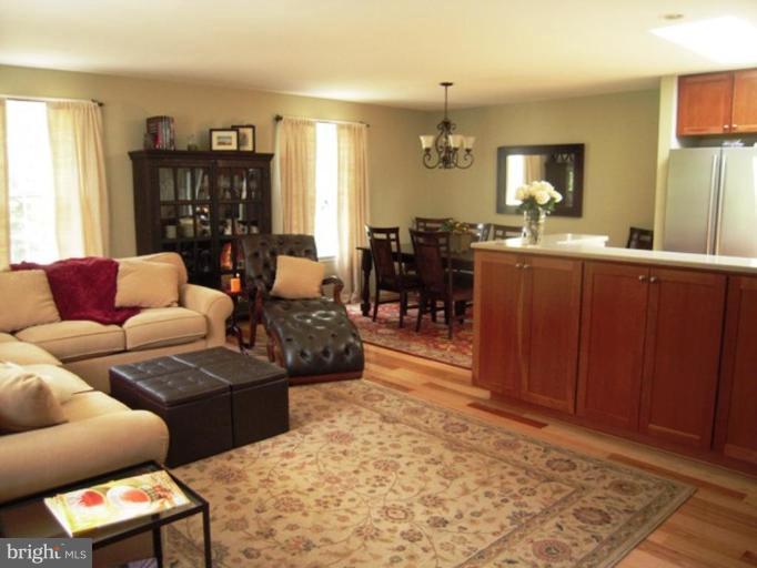 8618 Crestview Drive Fairfax, VA 22031 - Photo 3 of 22 Living Room