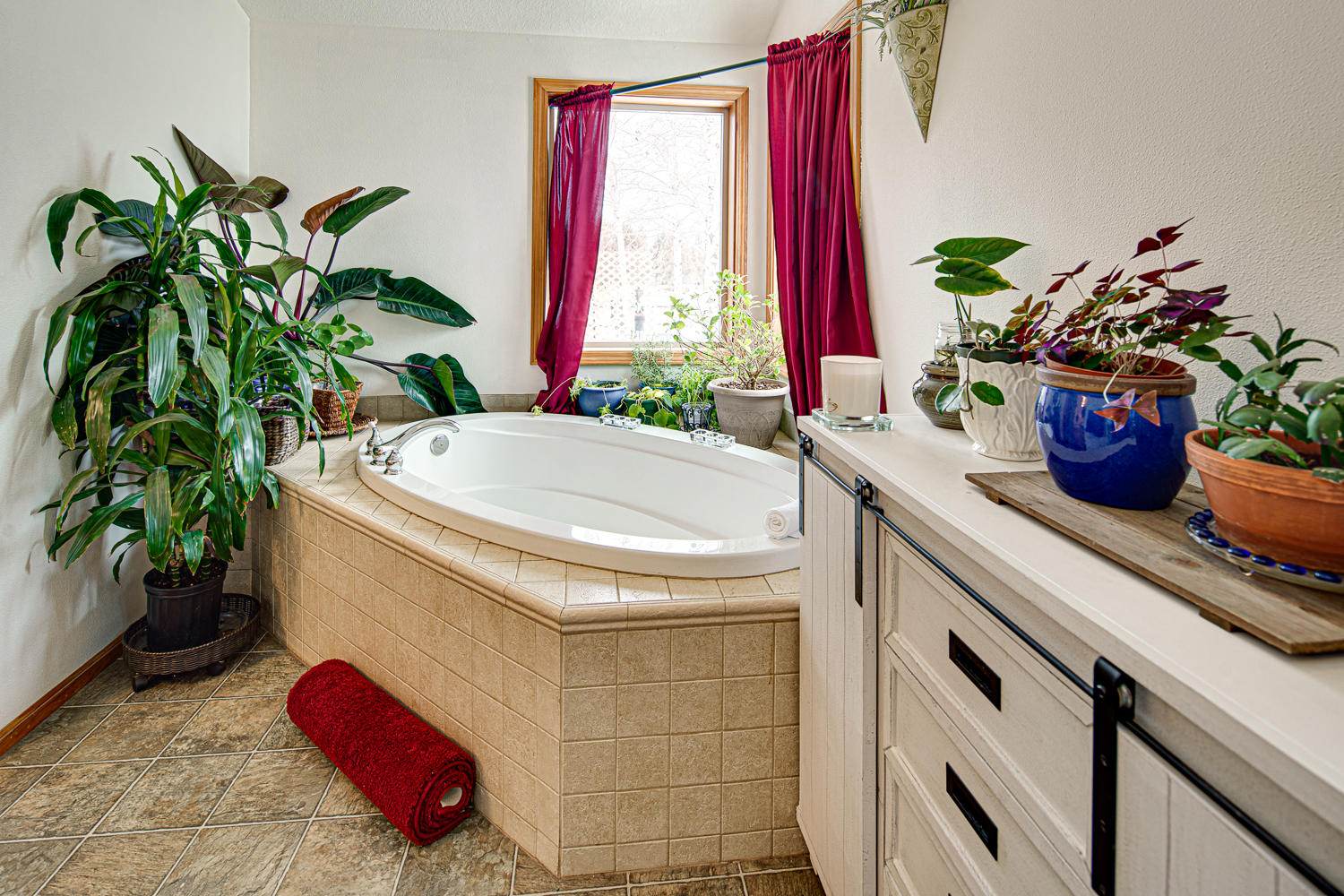 22145 Neff Road Bend, OR 97701 - Photo 27 of 50 a bathroom with a potted plant on the counter