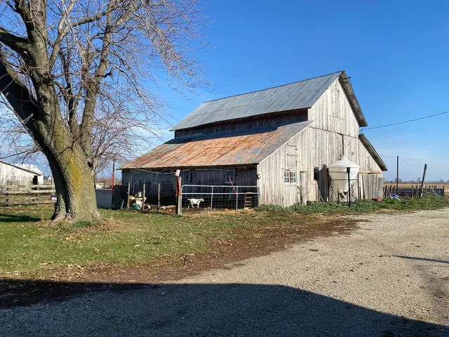 a view of a big room with a big yard